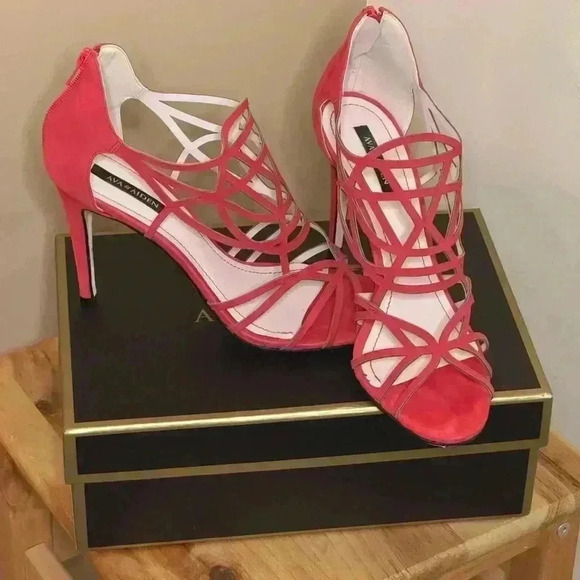 Ava & Aiden Maelee Red Nubuck Pump - Size 10M - Picture 3 of 4